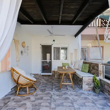 Waterlily 3-bedroom Maisonette, 75m To Sandy Beach Nikiti (Sithonia)