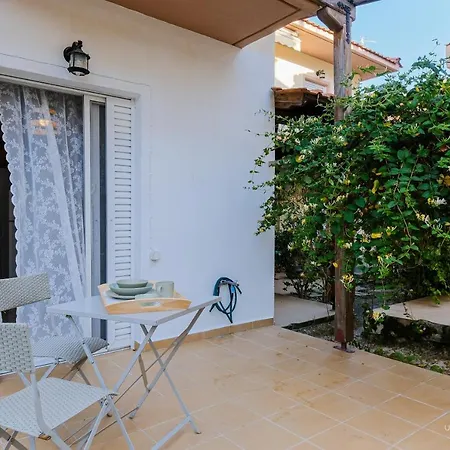 Casa vacanze Waterlily 3-bedroom Maisonette, 75m To Sandy Beach