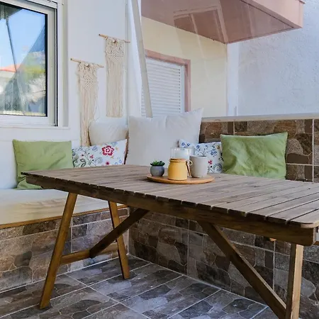 Waterlily 3-bedroom Maisonette, 75m To Sandy Beach Casa vacanze