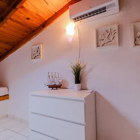 Casa vacanze Waterlily 3-bedroom Maisonette, 75m To Sandy Beach