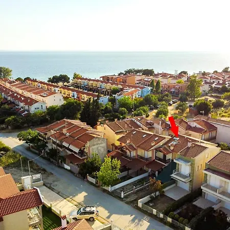 Waterlily 3-bedroom Maisonette, 75m To Sandy Beach Nikiti (Sithonia)